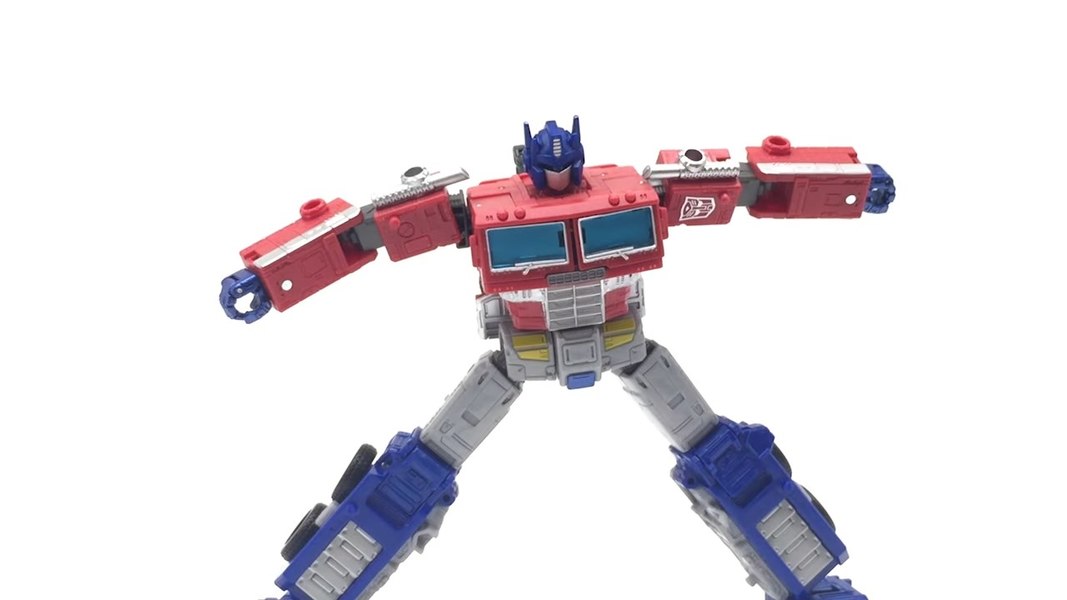 Video Review   Transformers Earthrise Optimus Prime With Screencaps 19 (19 of 39)